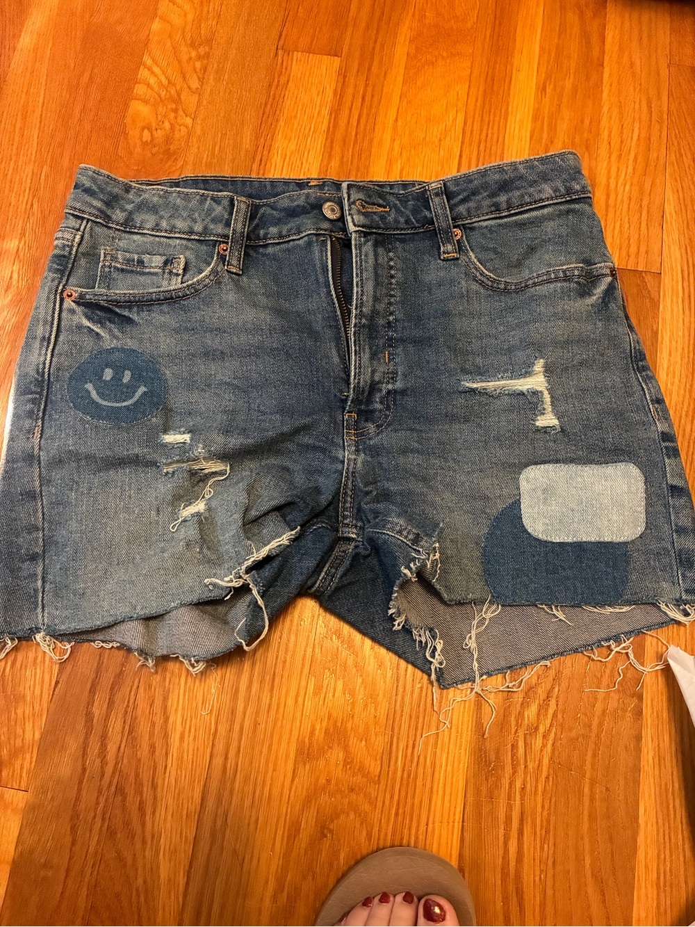 Old navy women’s Distressed Denim Shorts in Blue